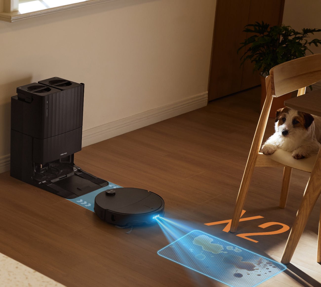 Robot aspirapolvere Roborock Qrevo Edge 2 accanto alla base autopulente mentre pulisce il parquet